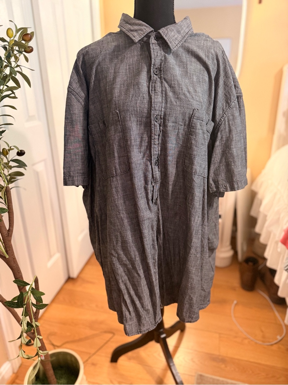 The Foundry Supply Co. Short-Sleeve Button-Up Shirt in Charcoal